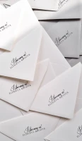 eleganckie-zaproszenia-slubne-ze-zloceniem-szara-koperta-personalizowane-koperty