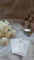 eleganckie-zaproszenia-slubne-ze-zloceniem-rosy-bukiet-biale-roz