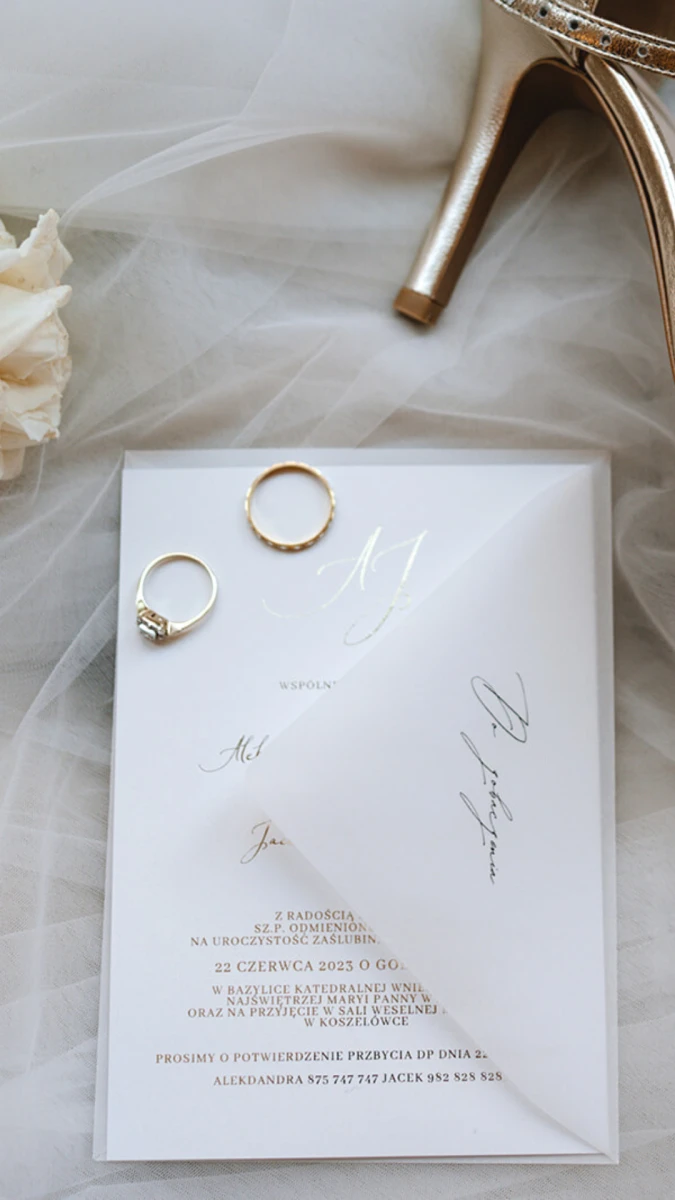 eleganckie-zaproszenia-slubne-ze-zloceniem-rosy-glowne-aranzacja