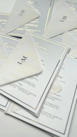Złocona Elegancja – Minimalistyczne Zaproszenia Ślubne z Kopertą z Kalki Ele