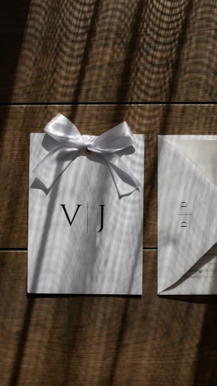 Minimalistyczne Zaproszenia Ślubne z Satynową Kokardą i Monogramem, koperta kieszonkowa