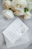 eleganckie-zaproszenia-slubne-ze-zloceniem-rosy-zblizenie-roz-obraczki