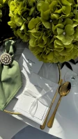eleganckie-zaproszenia-slubne-biale-z-motywem-roslinnym-koperty-do-zaproszen