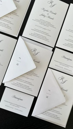 Czarno-białe zaproszenia ślubne z inicjałami – minimalistyczne z RSVP