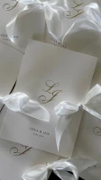 Eleganckie Otwierane Zaproszenia Ślubne ze Złotym Monogramem