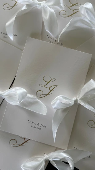 Eleganckie Otwierane Zaproszenia Ślubne ze Złotym Monogramem
