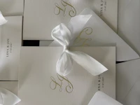 Eleganckie Otwierane Zaproszenia Ślubne ze Złotym Monogramem