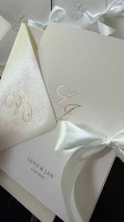 Eleganckie Otwierane Zaproszenia Ślubne ze Złotym Monogramem