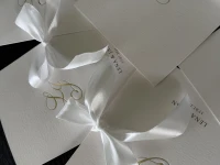 Eleganckie Otwierane Zaproszenia Ślubne ze Złotym Monogramem