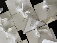 Eleganckie Otwierane Zaproszenia Ślubne ze Złotym Monogramem