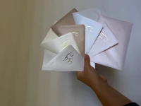 Eleganckie Otwierane Zaproszenia Ślubne ze Złotym Monogramem