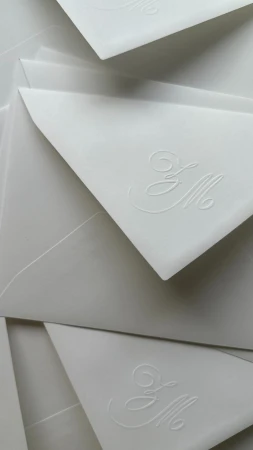 Ekskluzywne Zaproszenie Ślubne z Suchym Tłoczeniem Monogram Inicjały Minimalistyczne | Papeteria Cięta na Miarę
