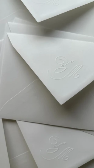 Ekskluzywne Zaproszenie Ślubne z Suchym Tłoczeniem Monogram Inicjały Minimalistyczne | Papeteria Cięta na Miarę