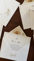 zaproszenia-slubne-zloty-monogram-glowne-ujecie