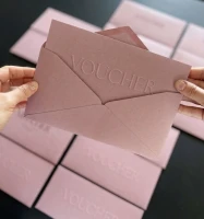 voucher-karta-podarunkowa-w-kopercie-brudny-roz-pakiet-40-koperta