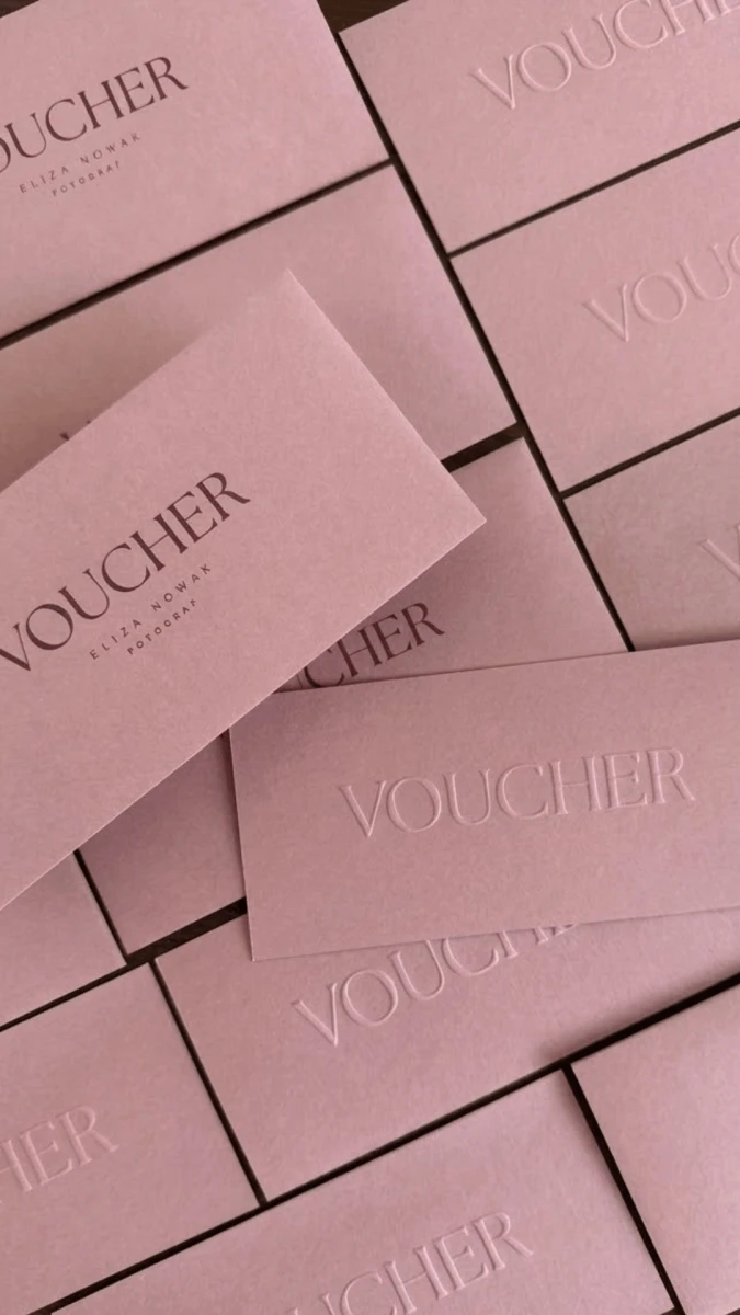 voucher-karta-podarunkowa-w-kopercie-brudny-roz-pakiet-40-tloczenie