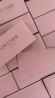 voucher-karta-podarunkowa-w-kopercie-brudny-roz-pakiet-40-tloczenie