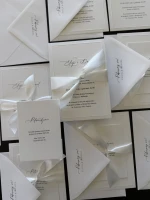 zaproszenie-slubne-elegance-monogram-z-tloczona-ramka-koperta-wstazka